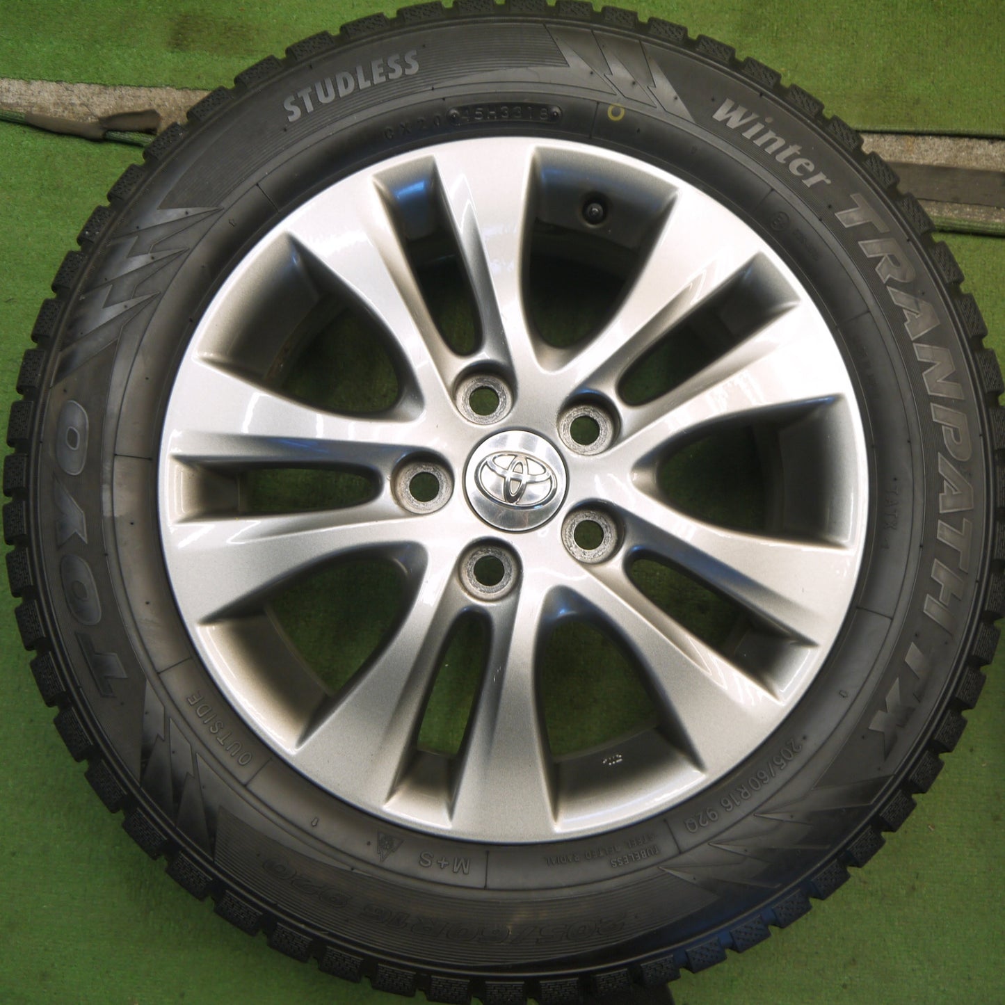 バリ溝！キレイ！9.5分以上◎トヨタ 70系 ノア ヴォクシー 純正 205/60R16 スタッドレス トーヨー ウインター トランパス TX 16インチ PCD114.3/5H◎6082506Hス