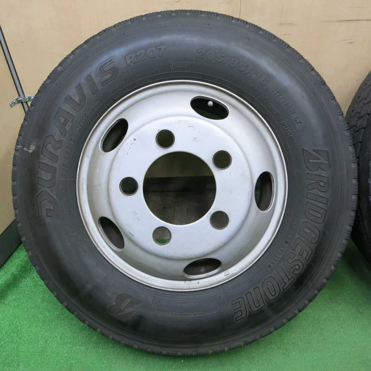 [送料無料] バリ溝！21年！8.5分★トラック タイヤ 205/85R16 117/115N ブリヂストン デュラビス R207 TOPY スチール ホイール 16インチ★4102801ナノ