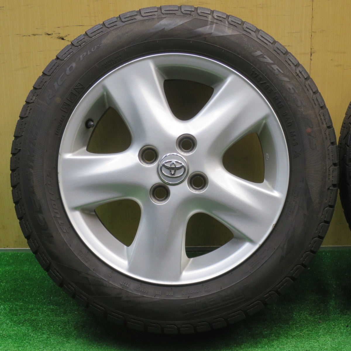 バリ溝！8.5分★トヨタ ヴィッツ 純正 175/65R15 スタッドレス ピレリ アイスアシンメトリコ プラス 15インチ PCD100/4H★5110402NJス