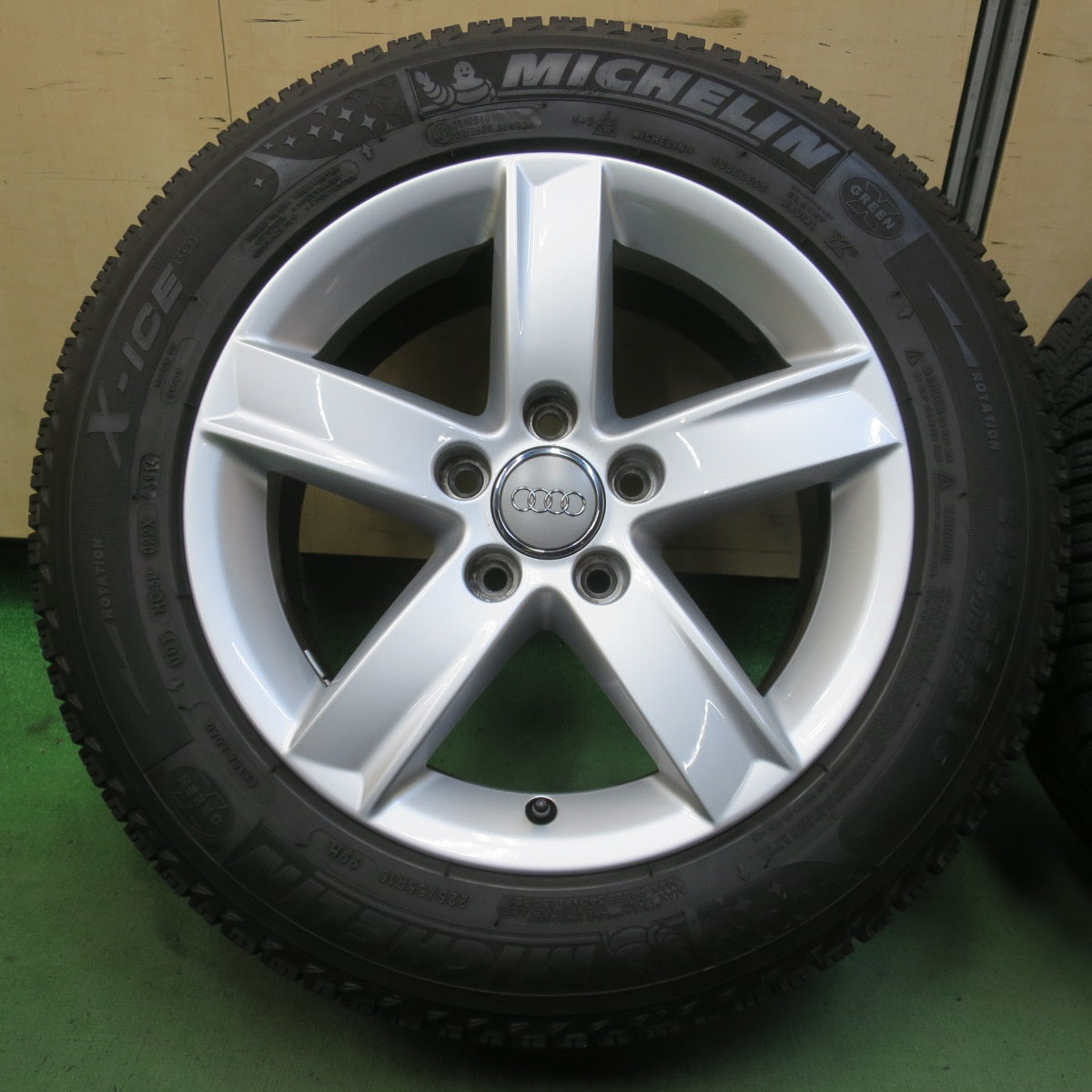 バリ溝！キレイ！9分★アウディ A4 純正 225/55R16 スタッドレス ミシュラン X-ICE XI3 16インチ PCD112/5H★6051902イス