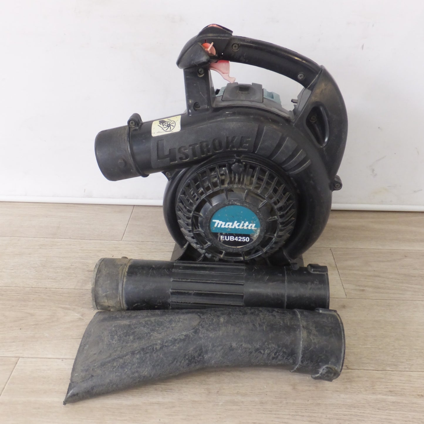 [送料無料] 岐阜発★マキタ makita エンジンブロワ集じん機 EUB4250　24.5mL 10.1m3/min　吹飛ばし 吸い込み ストローク★