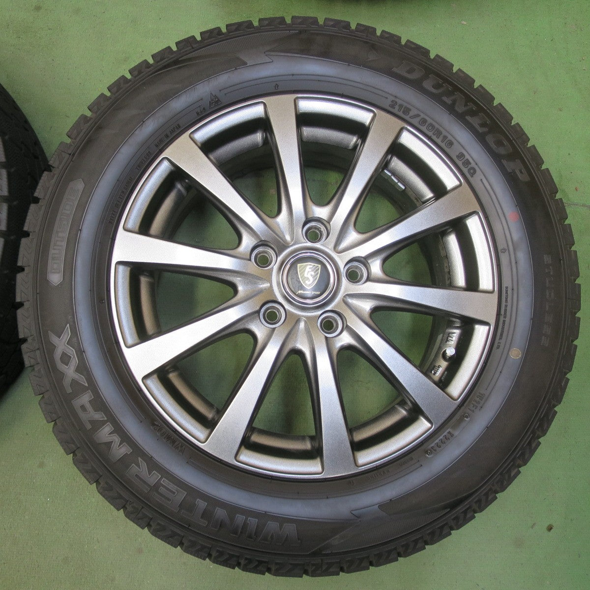 バリ溝！23年！キレイ！9.5分★スタッドレス 215/60R16 ダンロップ ウインターマックス WM02 MANARAY SPORT マナレイ スポーツ 16インチ PCD114.3/5H★6052605イス