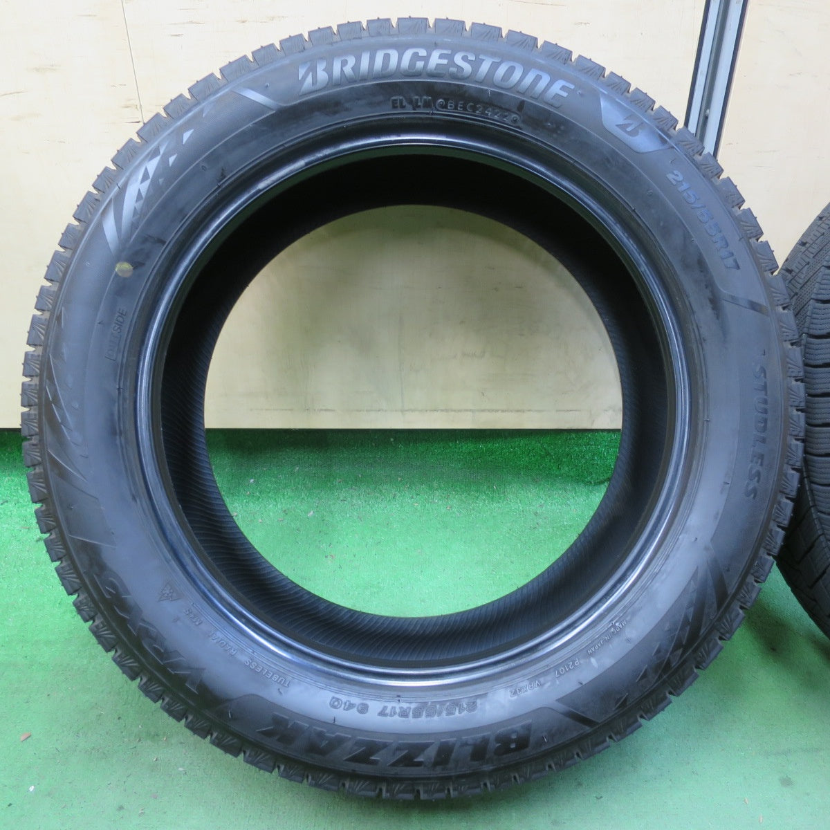 バリ溝！22年！9.5分★スタッドレス 215/55R17 ブリヂストン ブリザック VRX3 タイヤ 17インチ オデッセイ ヴェゼル エスティマ 等★5062602イスタ