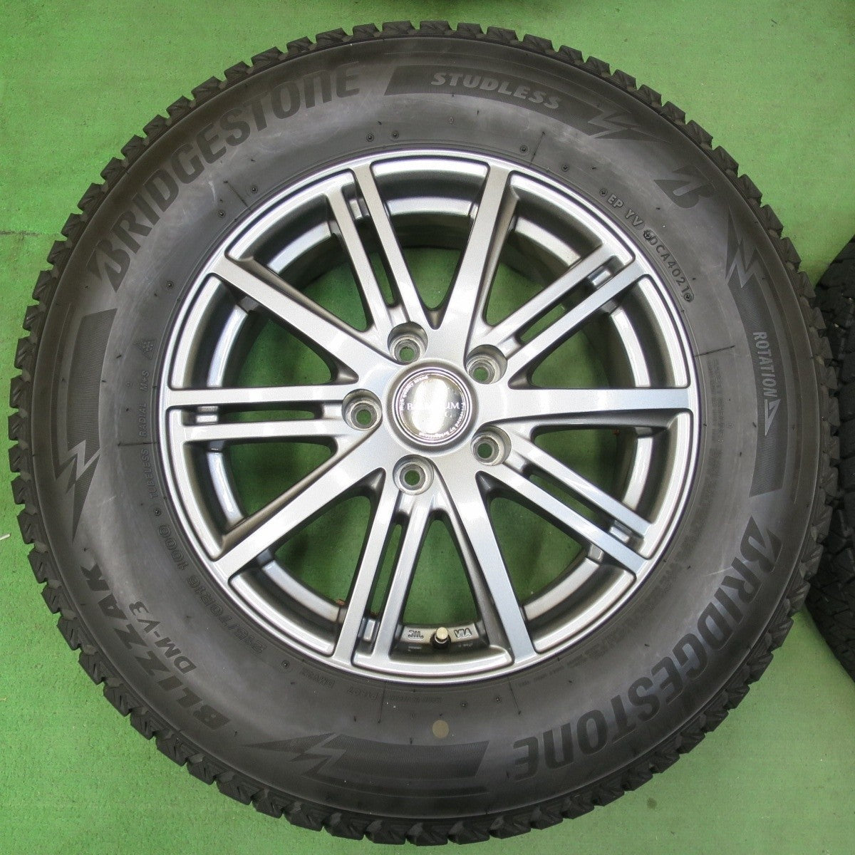 バリ溝！21年！キレイ！9分★スタッドレス 215/70R16 ブリヂストン ブリザック DM-V3 BALMINUM バルミナ 16インチ PCD114.3/5H★5040301イス