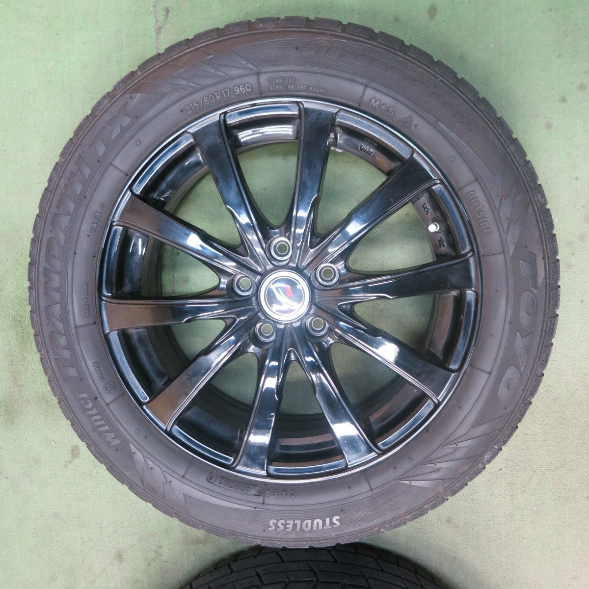 バリ溝！キレイ！9.5分★スタッドレス 215/60R17 トーヨー ウインター トランパス TX Fang ファング 17インチ PCD114.3/5H★6032101SKス