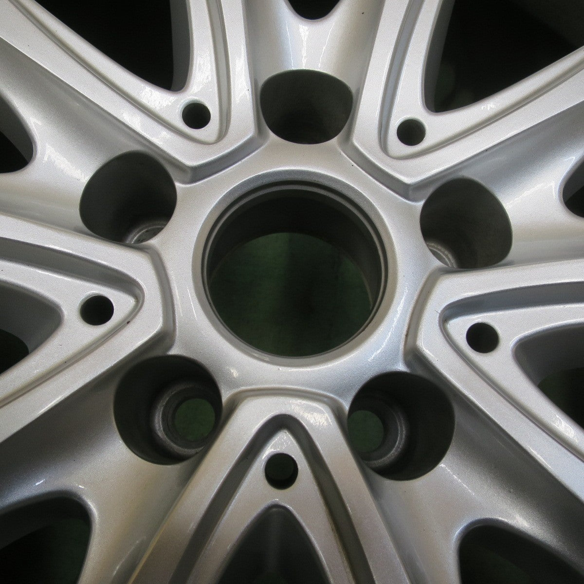 バリ溝！24年！キレイ！9.5分★BMW 等 MAK FAHR 225/50R17 スタッドレス ノキアン タイヤ ハッカペリッタ R5 ファー 17インチ PCD112/5H★6010607イス