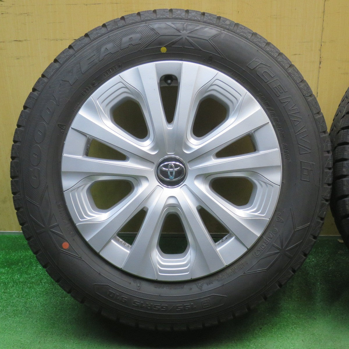 バリ溝！8.5分★トヨタ 50系 プリウス 純正 195/65R15 スタッドレス グッドイヤー アイスナビ6 15インチ PCD100/5H★6052502NJス