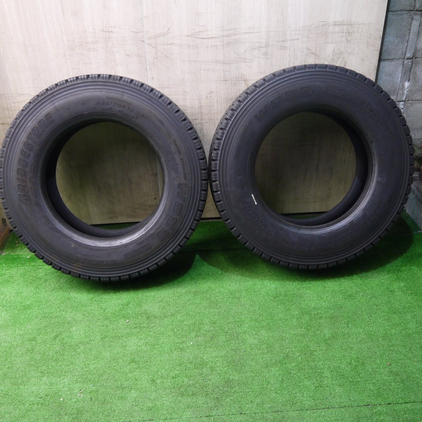 ほぼ未使用！23年！2本★トラック タイヤ 245/70R19.5 136/134J スタッドレス ブリヂストン W999 19.5インチ★5060704KKスタ