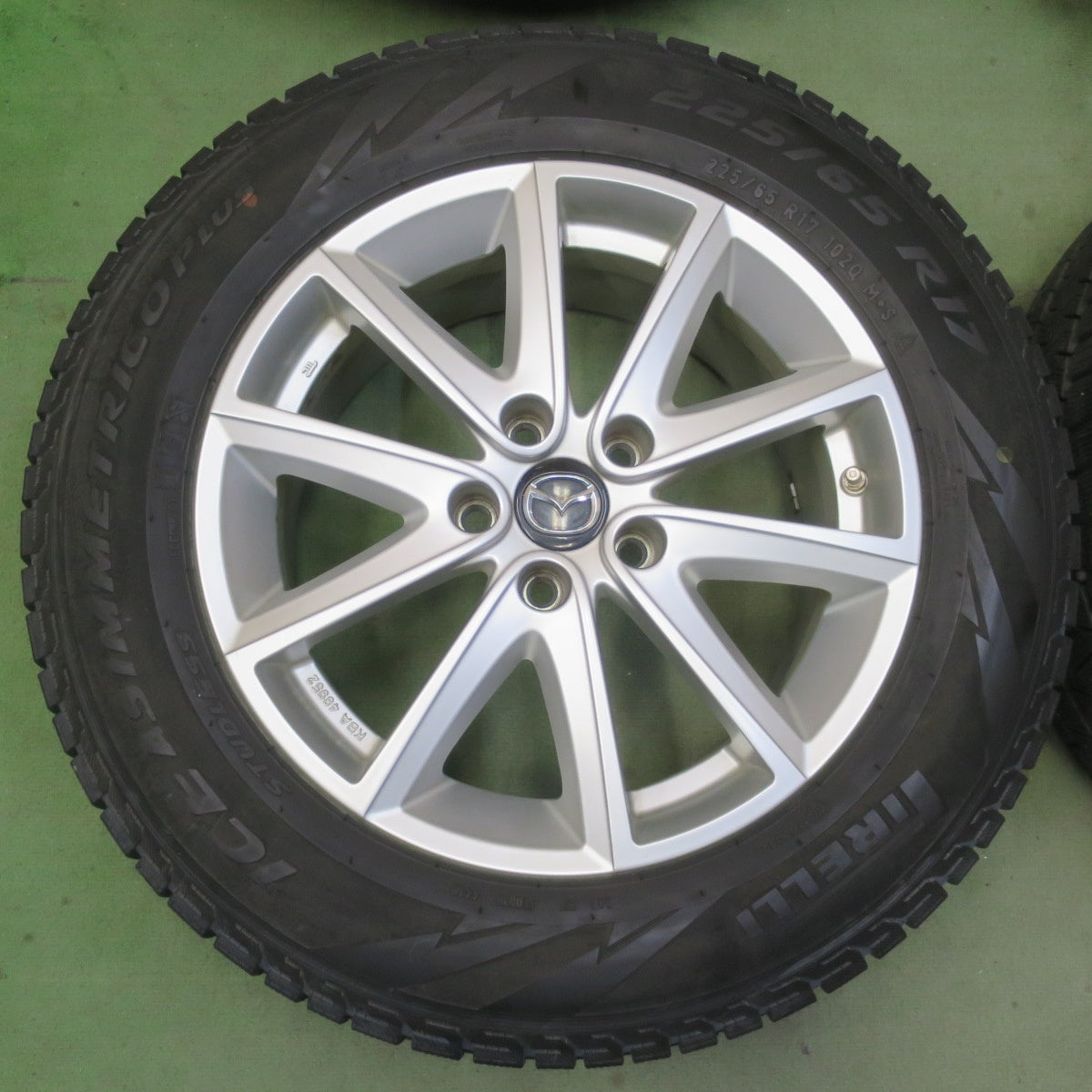 バリ溝！キレイ！8.5分◎マツダ アテンザ 純正 225/65R17 スタッドレス ピレリ アイスアシンメトリコ プラス 17インチ PCD114.3/5H◎6092506イス