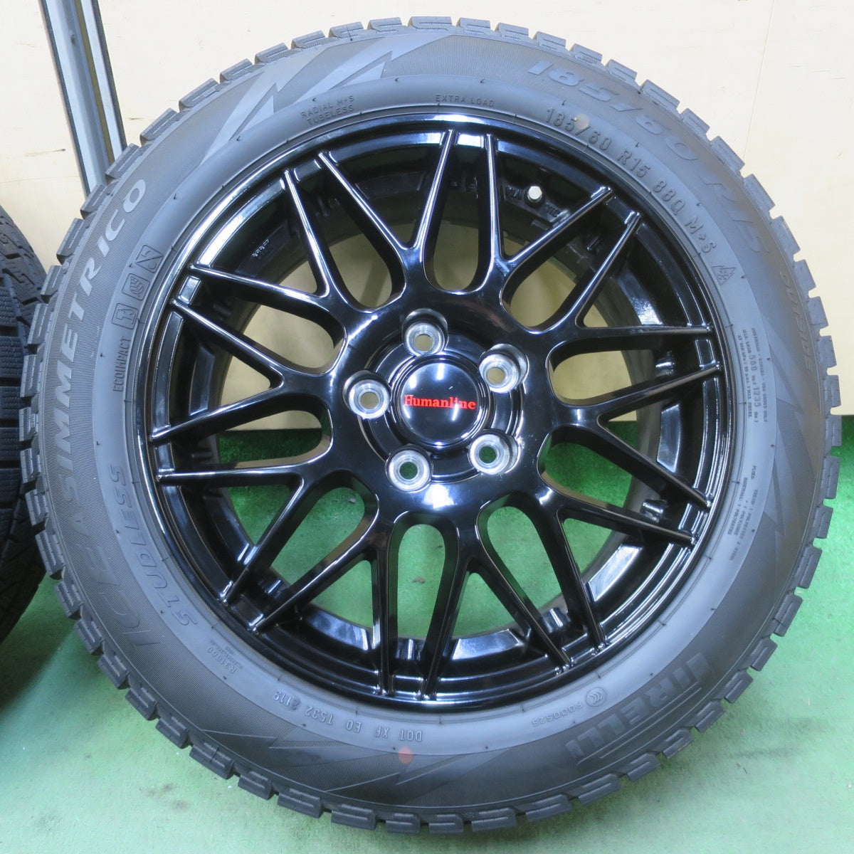 バリ溝！キレイ！9.5分以上◎シエンタ 等 185/60R15 スタッドレス ピレリ アイスアシンメトリコ Humanline MM-022 ヒューマンライン 15インチ PCD100/5H◎6082910イス