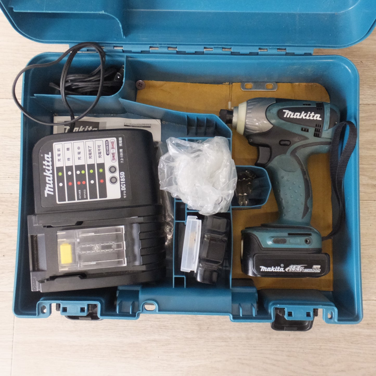 [送料無料] ★マキタ makita 充電式インパクトドライバ TD135DSHX DC14.4V★
