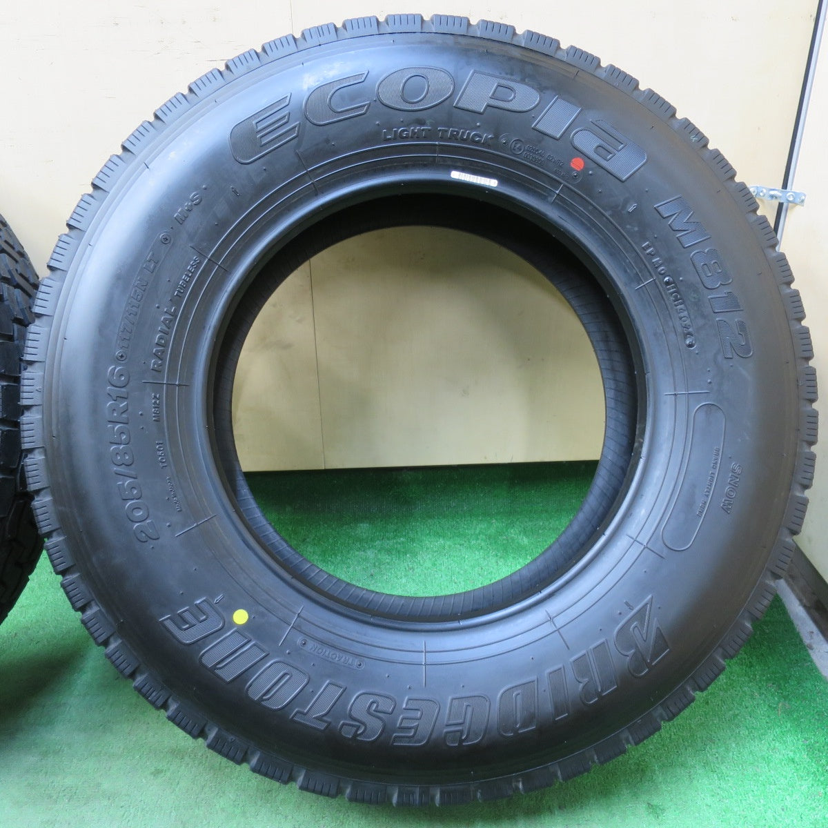 [送料無料] 新車外し！24年！ほぼ未使用★トラック バス タイヤ 205/85R16 117/115N ブリヂストン エコピア M812 ミックス 16インチ★5022801イノタ