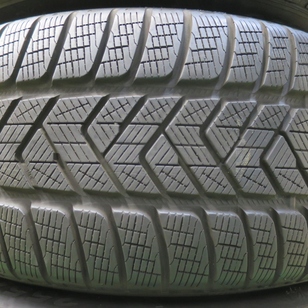 バリ溝！8.5分★ランドローバー ディスカバリー 純正 255/50R20 スタッドレス ピレリ スコーピオン ウインター 20インチ PCD120/5H★5101704イス