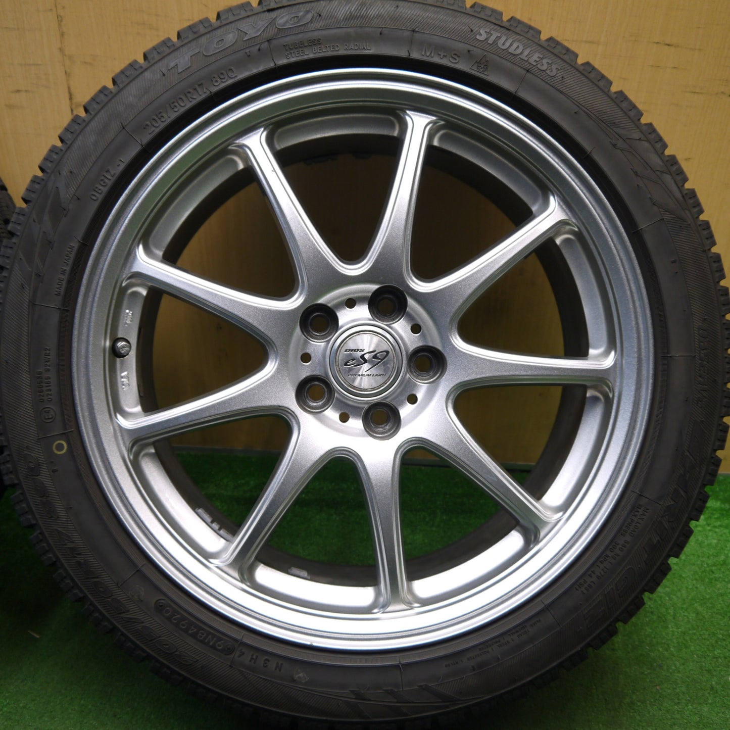 バリ溝！キレイ！9.5分★インプレッサ 等 205/50R17 スタッドレス トーヨー ガリット GIZ DIOS es9 PREMIUM LIGHT 17インチ PCD100/5H★5042803Hス