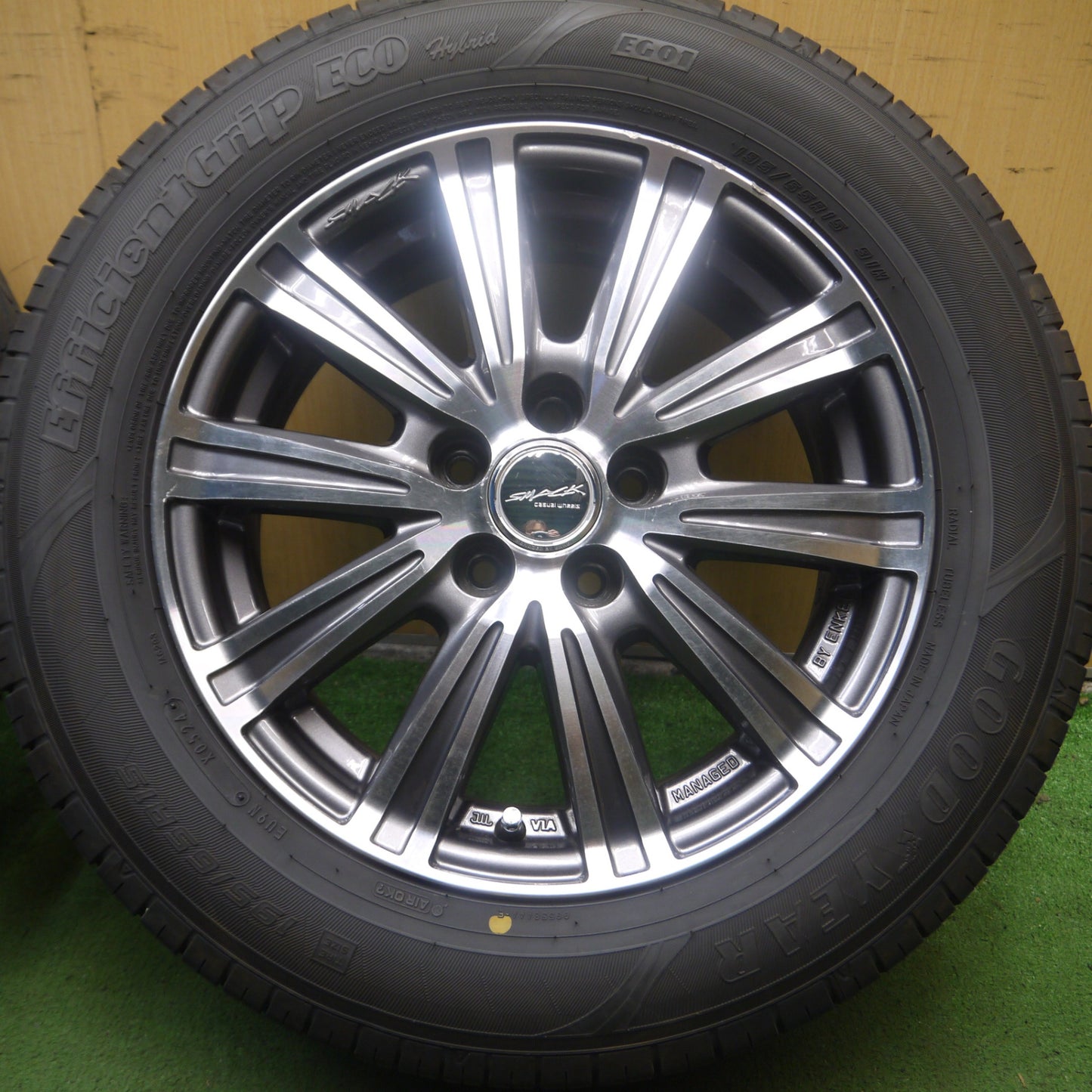 *送料無料* バリ溝！24年！9.5分★プリウス等 195/65R15 グッドイヤー EfficientGrip ECO EG01 SMACK ENKEI スマック エンケイ PCD100/5H★4062608Hノ