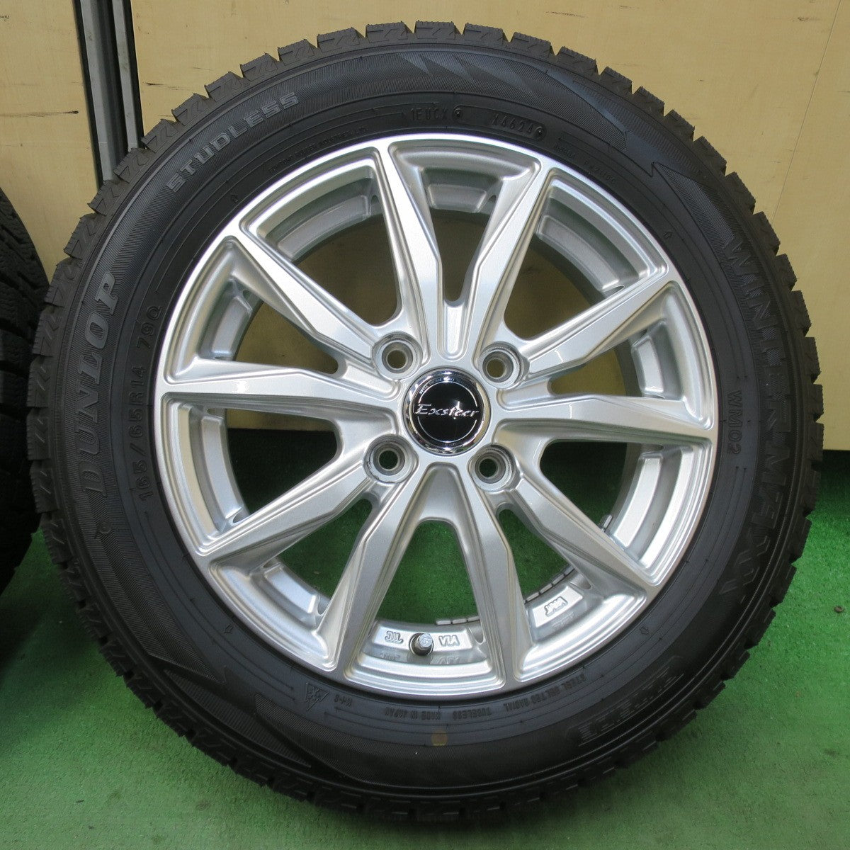 バリ溝！24年！キレイ！ほぼ10分★スタッドレス 165/65R14 ダンロップ ウインターマックス WM02 Exsteer エクスター 14インチ ハスラー ソリオ 等 PCD100/4H★5120910イス