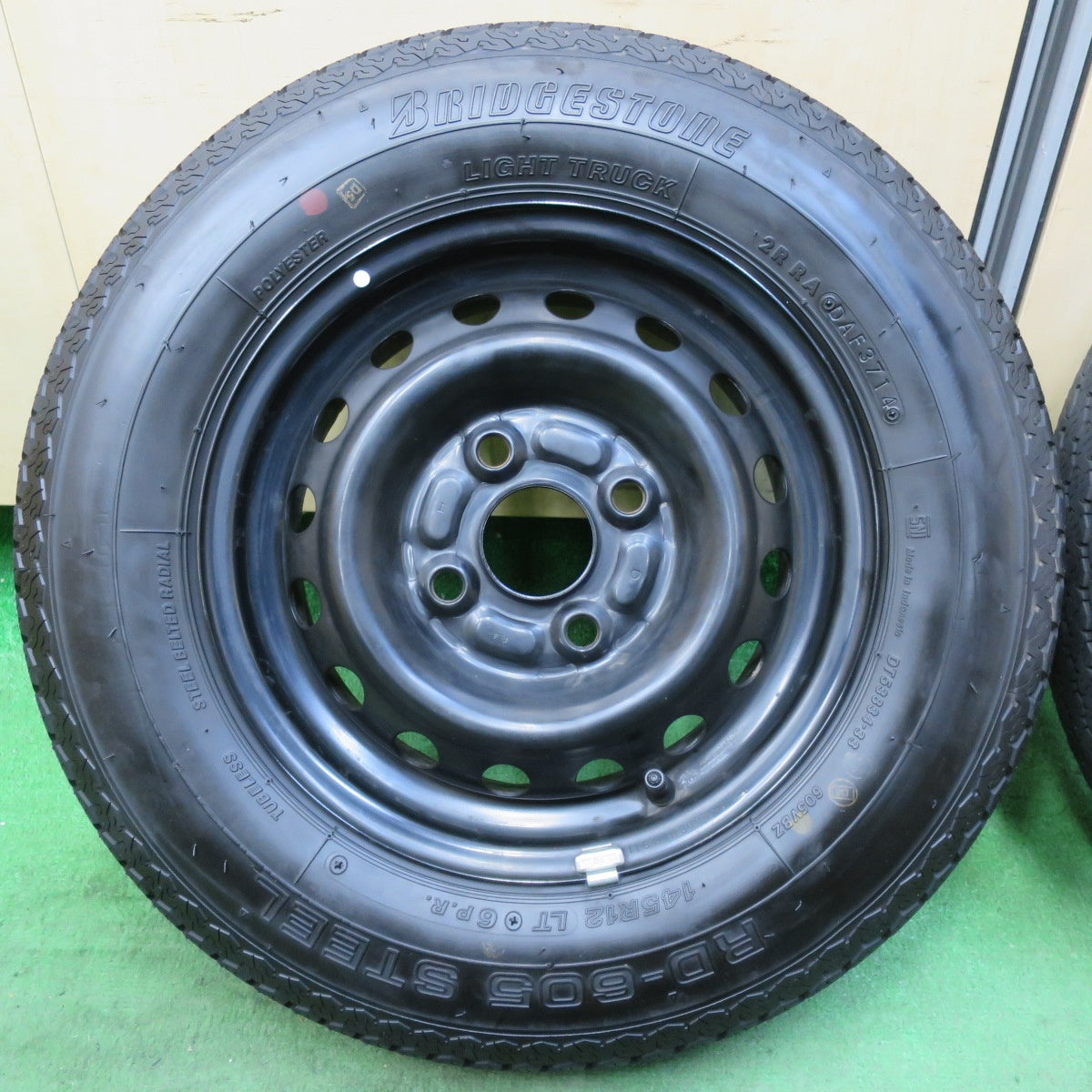 [送料無料] バリ溝！キレイ！9.5分★ダイハツ ハイゼット アトレー 等 純正 スチール 145R12 LT 6PR ブリヂストン RD-605 STEEL 12インチ PCD100/4H★5022716イノ