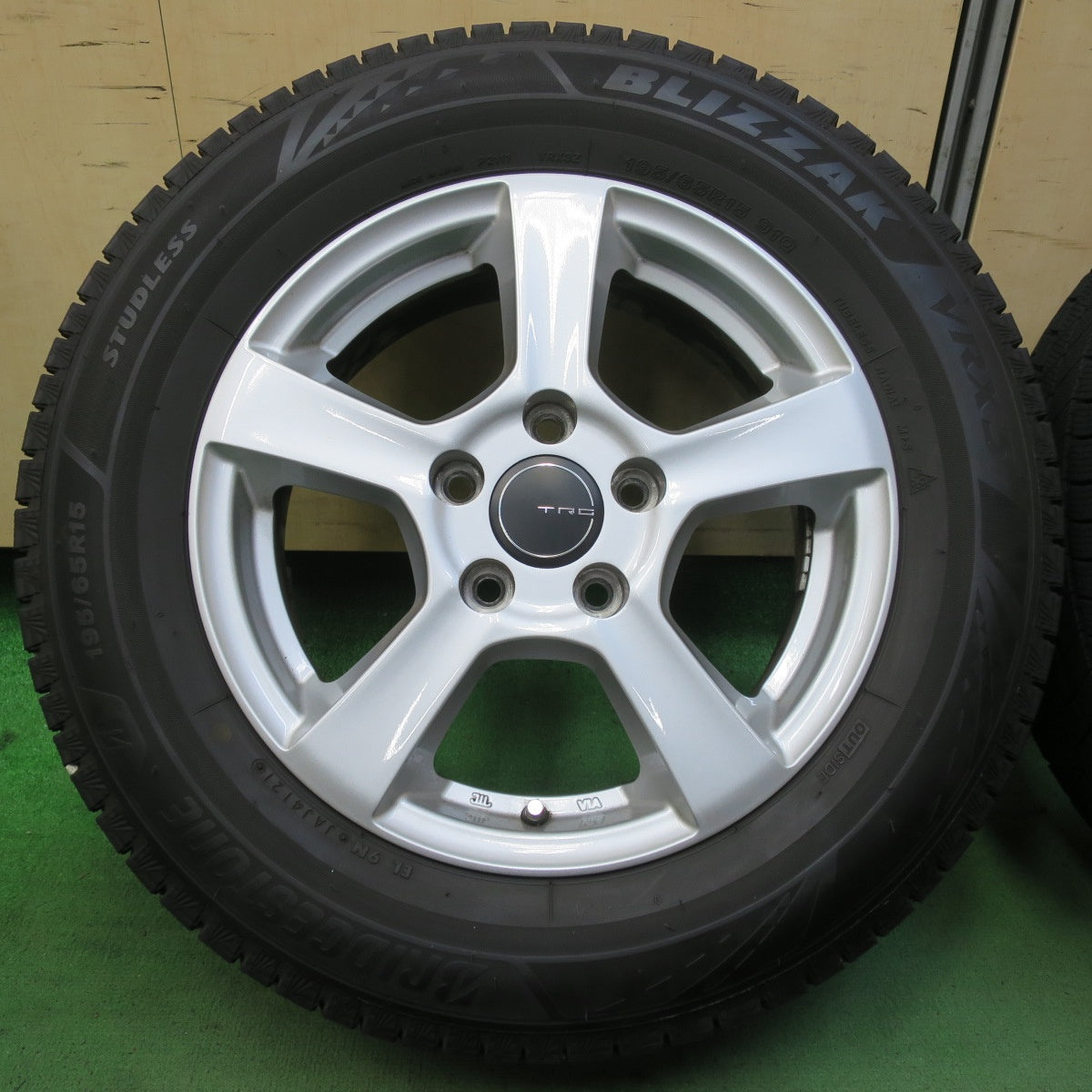 バリ溝！21年！キレイ！8.5分★アウディ ワーゲン 等 TRG 195/65R15 スタッドレス ブリヂストン ブリザック VRX3 15インチ PCD112/5H★5100703イス