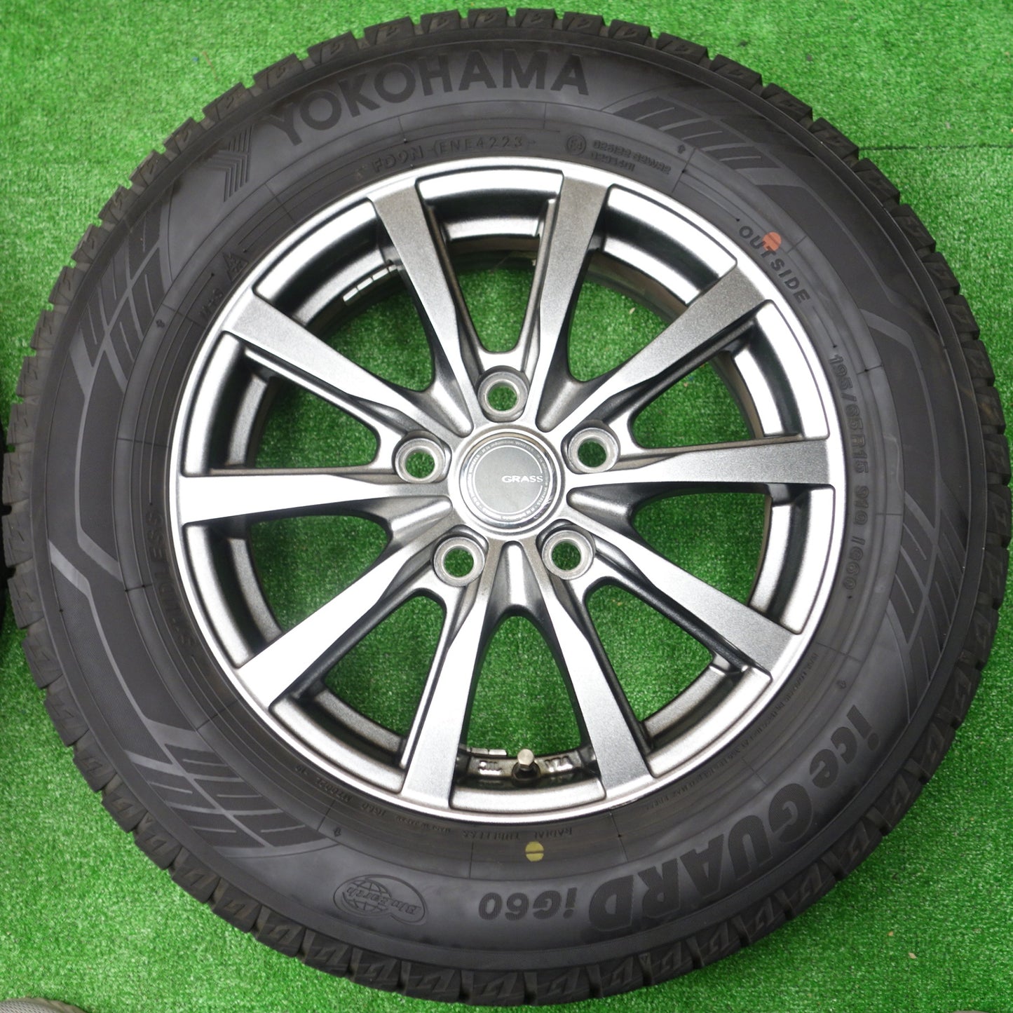 バリ溝！23年！キレイ！8.5分★スタッドレス 195/65R15 ヨコハマ アイスガード iG60 GRASS グラス 15インチ PCD114.3/5H★5120501KTス
