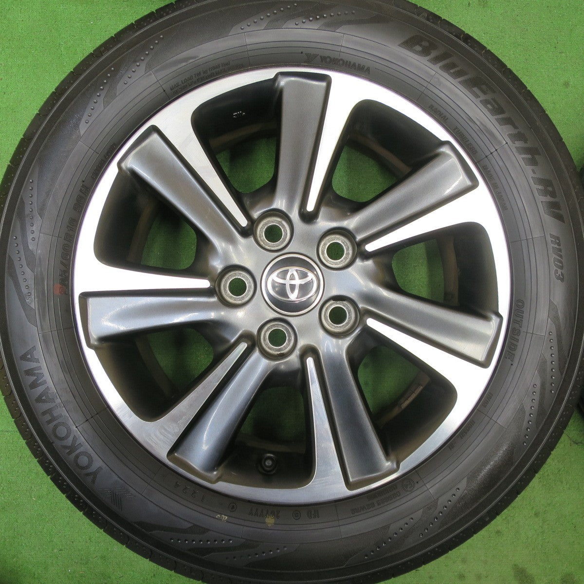 バリ溝！24年！キレイ！9.5分★トヨタ 80系 ノア ヴォクシー 純正 205/60R16 ヨコハマ BluEarth-RV RV03 16インチ PCD114.3/5H★5051703TTノ