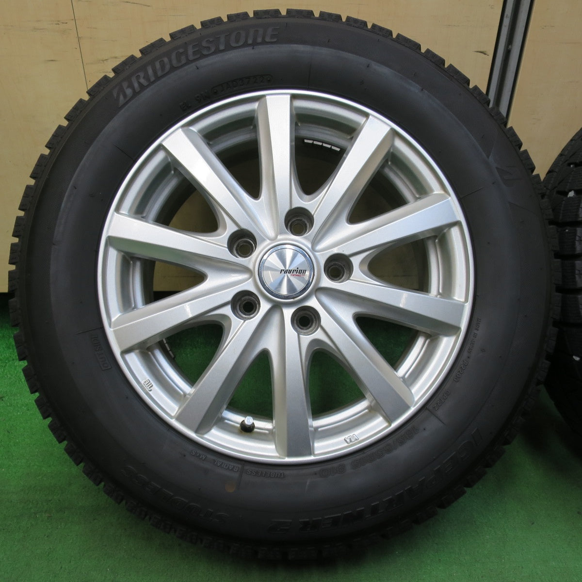 [送料無料] バリ溝！22年！キレイ！9.5分以上★スタッドレス 195/65R15 ブリヂストン アイスパートナー2 ravrion RS01 ラブリオン 15インチ PCD114.3/5H★4112705イス
