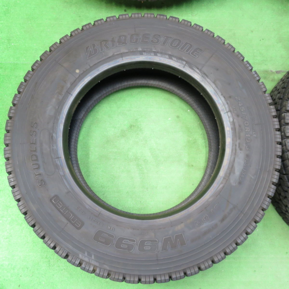 *送料無料* バリ溝！23年！9分★トラック タイヤ 245/70R19.5 136/134J スタッドレス ブリヂストン W999 19.5インチ★4080205イスタ