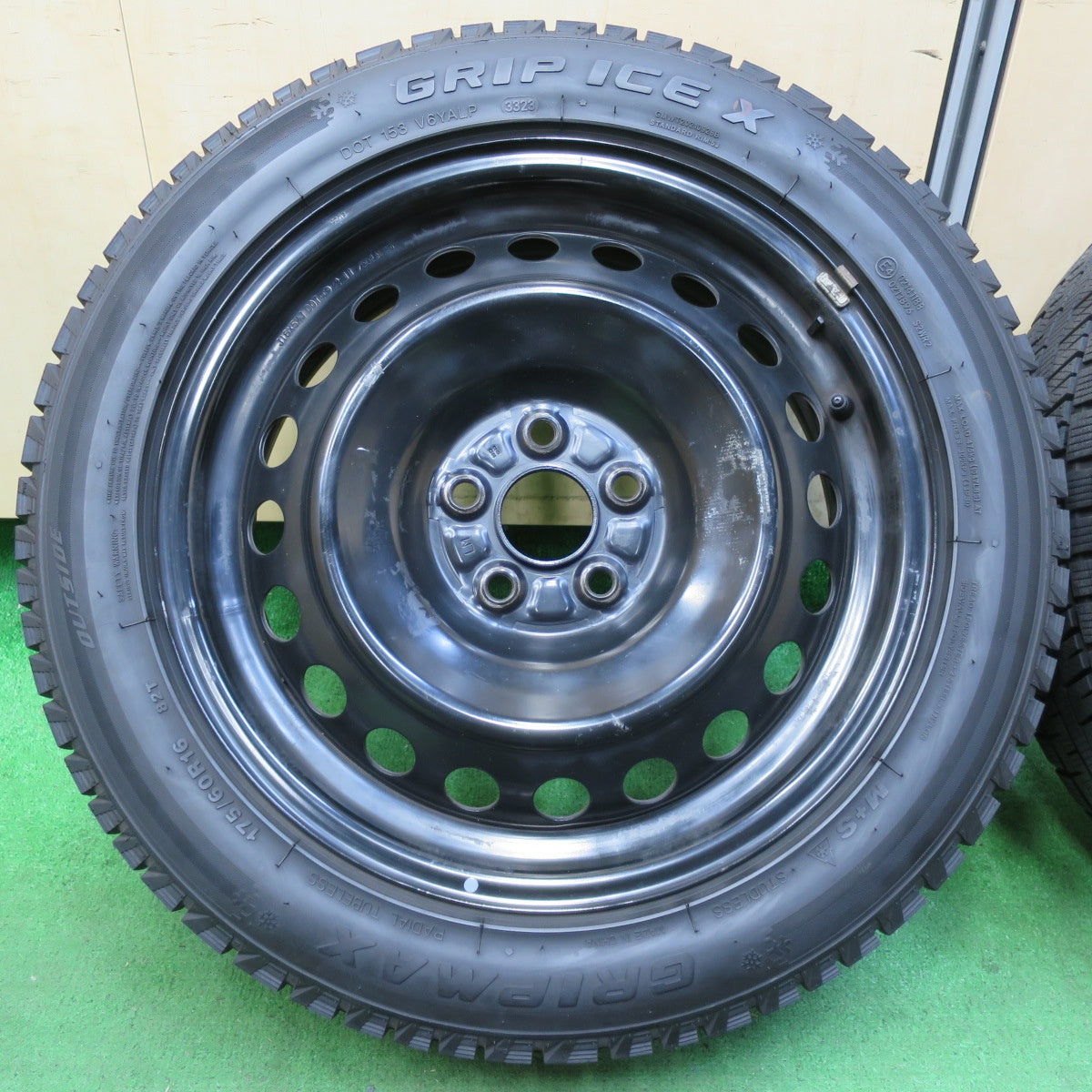 *送料無料* バリ溝！23年！9分★ラクティス 等 175/60R16 スタッドレス グリップマックス GRIP ICE X スチール 16インチ PCD100/5H★4072701イス