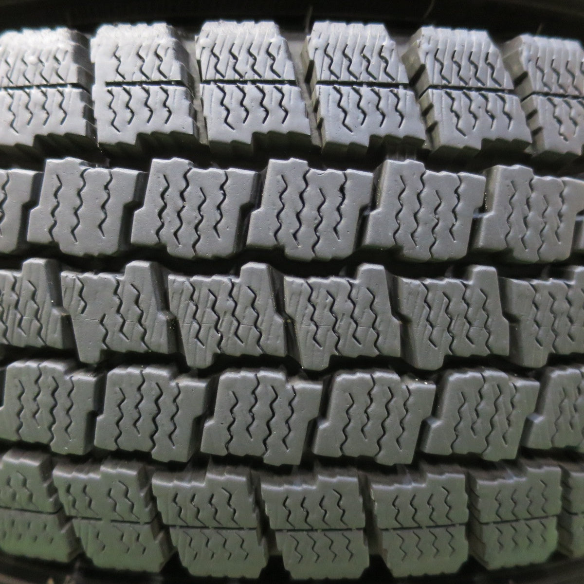 バリ溝！22年！キレイ！9.5分以上★スタッドレス 145/80R12 80/78N グッドイヤー アイスナビ カーゴ 社外 アルミ 12インチ PCD100/4H★5082301イス