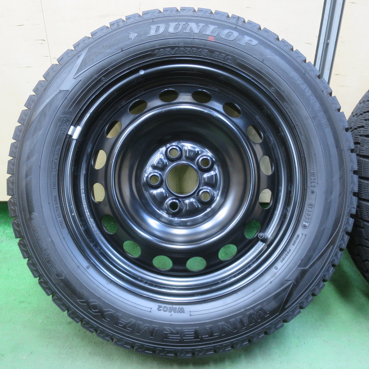 バリ溝！23年！キレイ！9.5分★トヨタ シエンタ 純正 スチール 185/65R15 スタッドレス ダンロップ ウインターマックス WM02 15インチ PCD100/5H★6012902イス