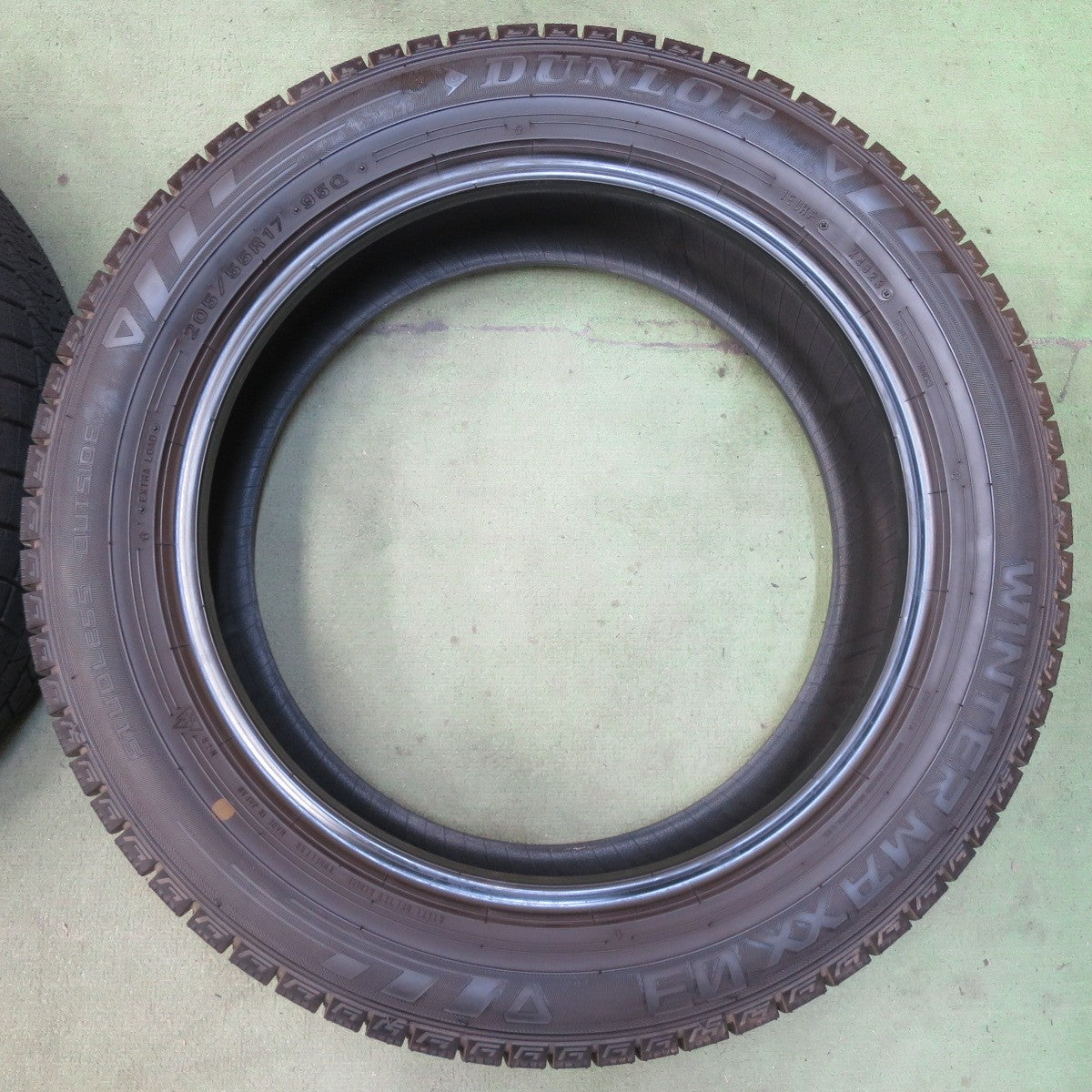 バリ溝！23年！9.5分以上★スタッドレス 205/55R17 ダンロップ ウインターマックス 03 WM03 タイヤ 17インチ キックス ノア ヴォクシー 等★6072809イスタ