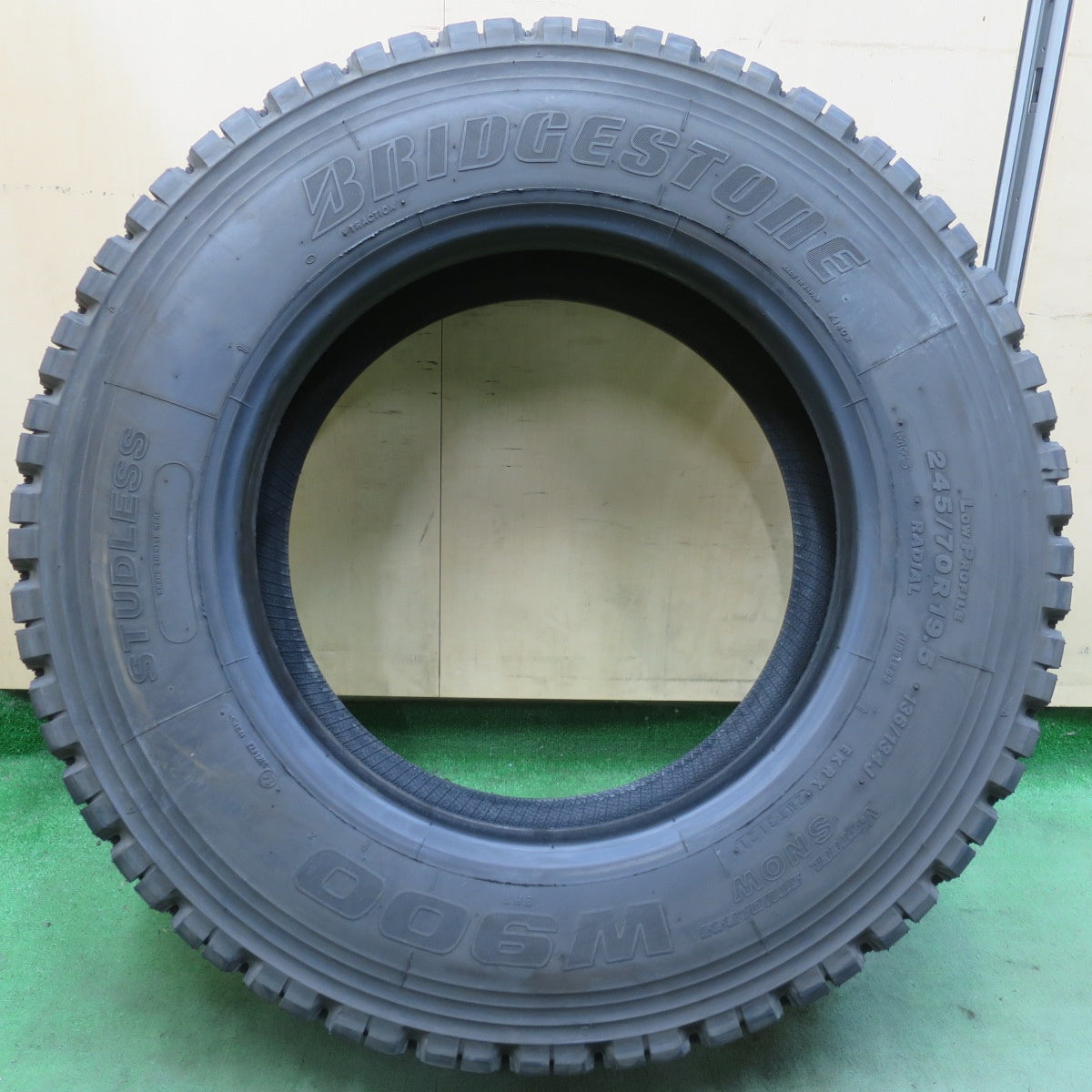 未使用！1本★トラック タイヤ 245/70R19.5 136/134J スタッドレス ブリヂストン W900 19.5インチ★6072911イスタ