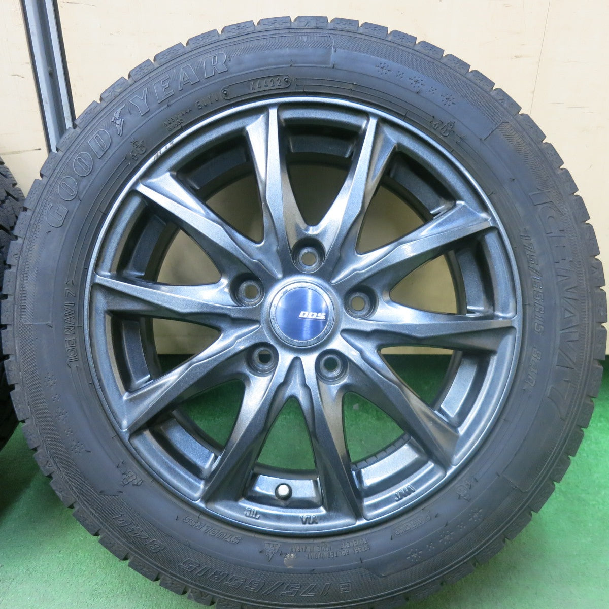 バリ溝！22年！キレイ！8.5分★スタッドレス 175/65R15 グッドイヤー アイスナビ7 D.O.S. DOS 15インチ PCD114.3/5H★5110705SKス
