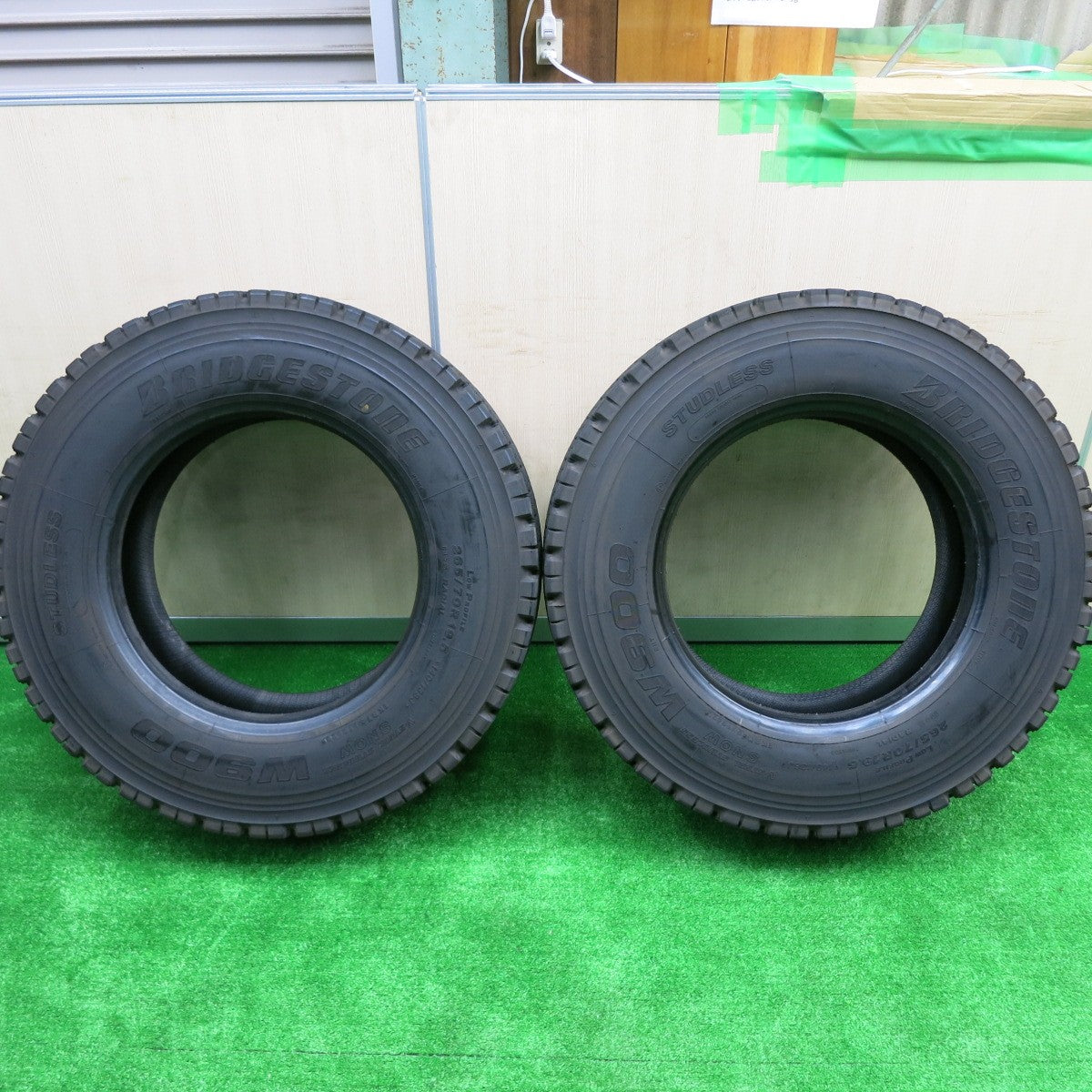 *送料無料* 2本価格！23年★トラック タイヤ 265/70R19.5 140/138J スタッドレス ブリヂストン W900 19.5インチ★4072309HAスタ