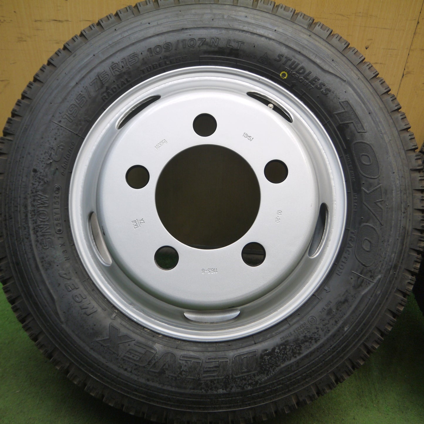 *送料無料* 未使用！20年★トラック タイヤ 195/75R15 109/107N スタッドレス トーヨー デルベックス M934 スチール ホイール 116.5-8 PCD203.2/5H★4073109Hス
