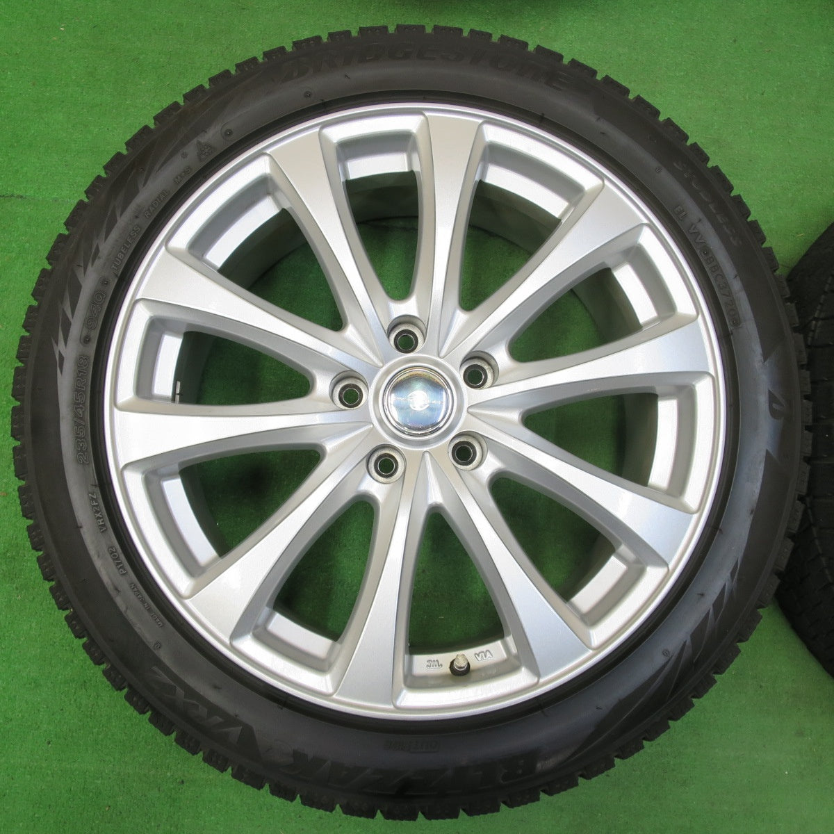 *送料無料* キレイ！20年★スタッドレス 235/45R18 ブリヂストン ブリザック VRX2 ENERGY LiNE エナジーライン PCD114.3/5H★4062204イス