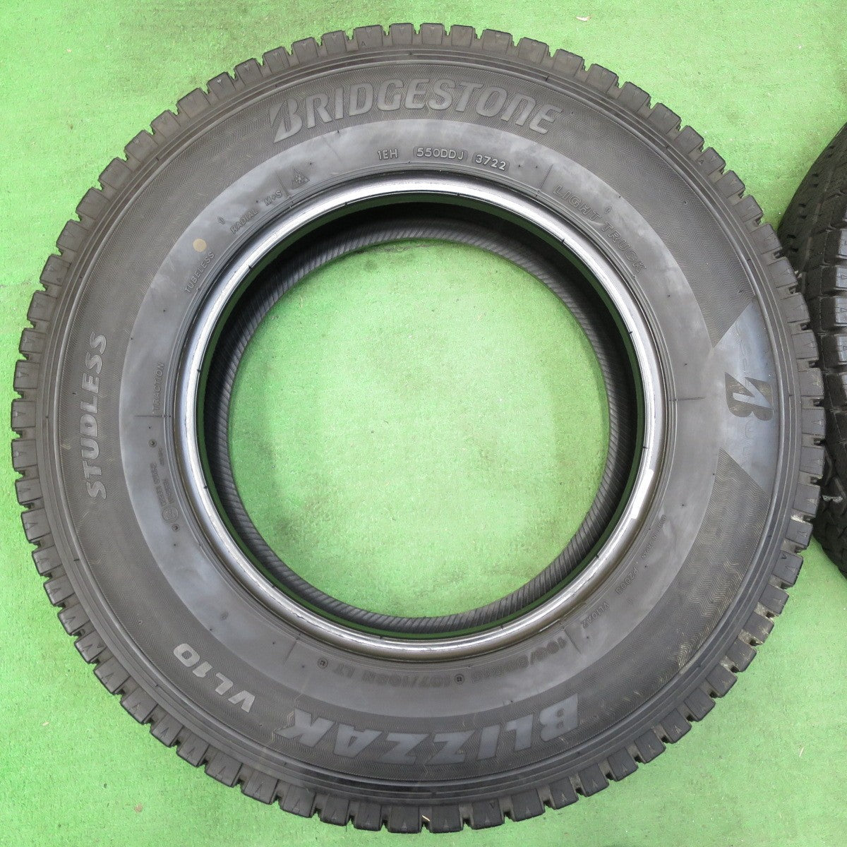 [送料無料] バリ溝！22年！9.5分★スタッドレス 195/80R15 107/105N ブリヂストン ブリザック VL10 タイヤ 15インチ ハイエース キャラバン 等★4111807イスタ