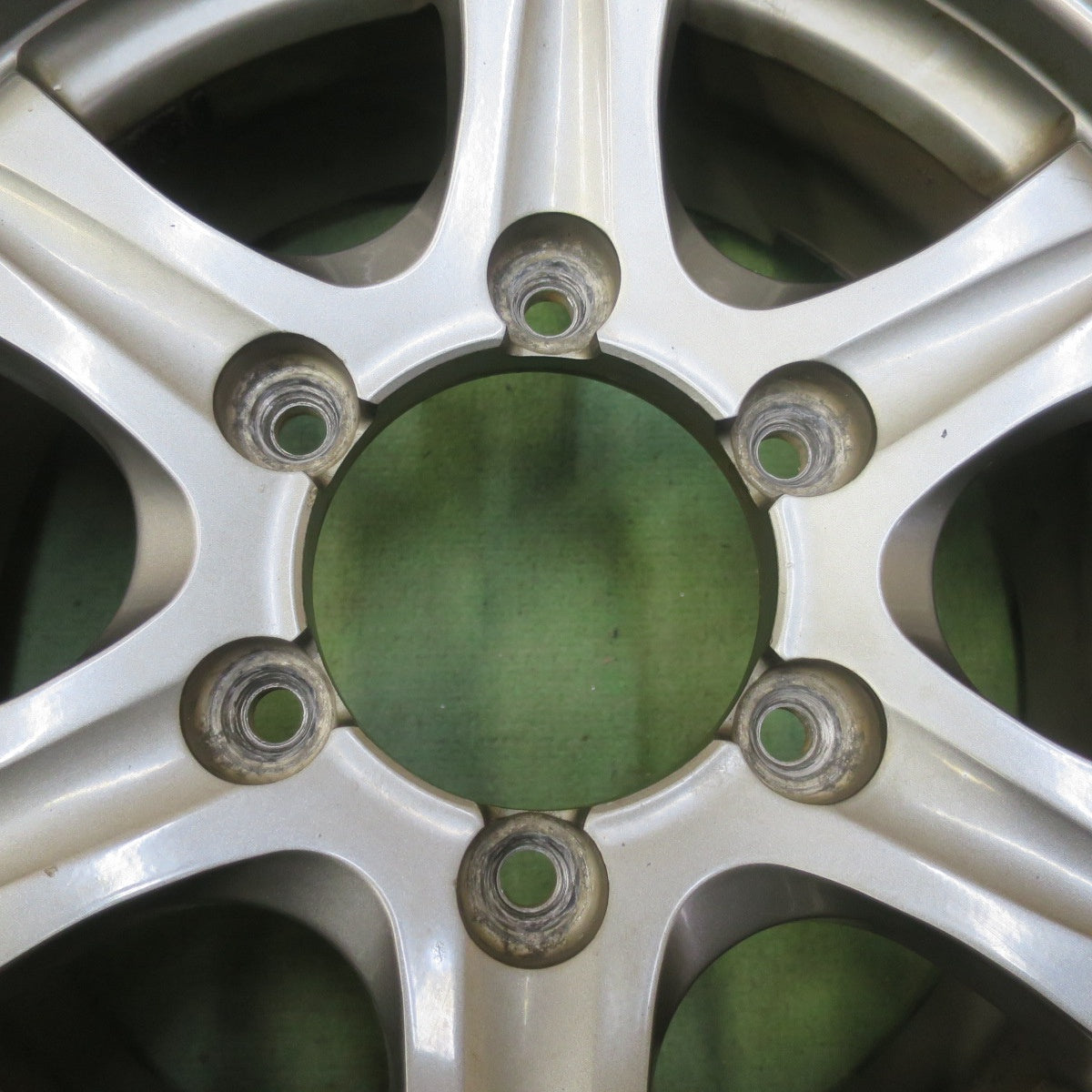 バリ溝！9分★KEELER FIELD 195/80R15 107/105L スタッドレス グッドイヤー アイスナビ CARGO キーラー フィールド 15インチ PCD139.7/6H★6042710イス