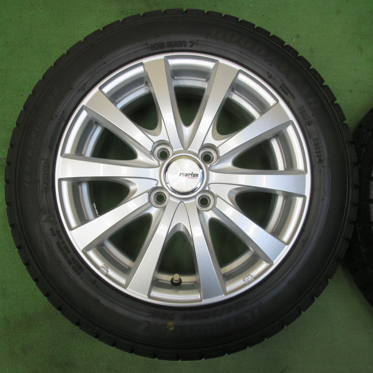 バリ溝！23年！キレイ！ほぼ10分★スタッドレス 165/65R14 グッドイヤー アイスナビ7 ravrion RS01 ラブリオン 14インチ PCD100/4H★5081802イス