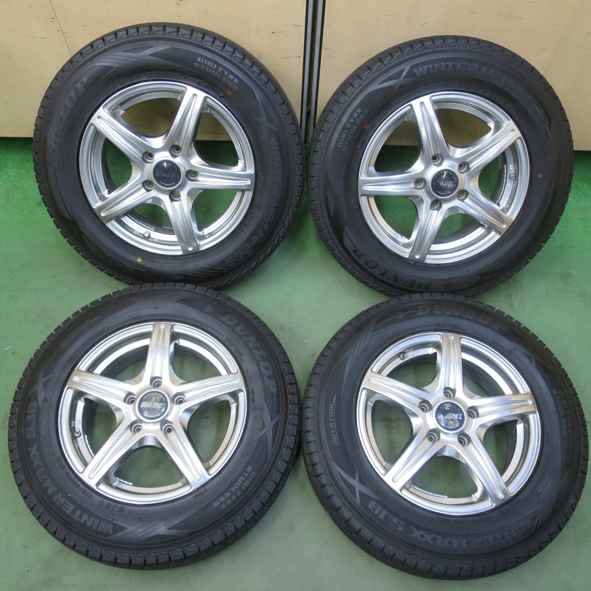 バリ溝！22年！9.5分★URBAN SPORTS 4×4 Engineering 175/80R15 スタッドレス ダンロップ ウインターマックス SJ8 SJ8+ 15インチ PCD114.3/5H★6052503イス