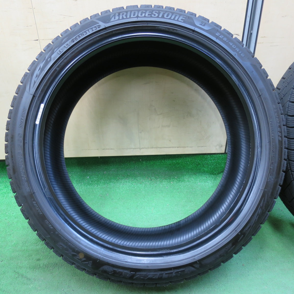 [送料無料] バリ溝！23年！9.5分以上★スタッドレス 225/40R18 ブリヂストン ブリザック VRX3 タイヤ 18インチ インプレッサ レガシィ 等★5030609イスタ