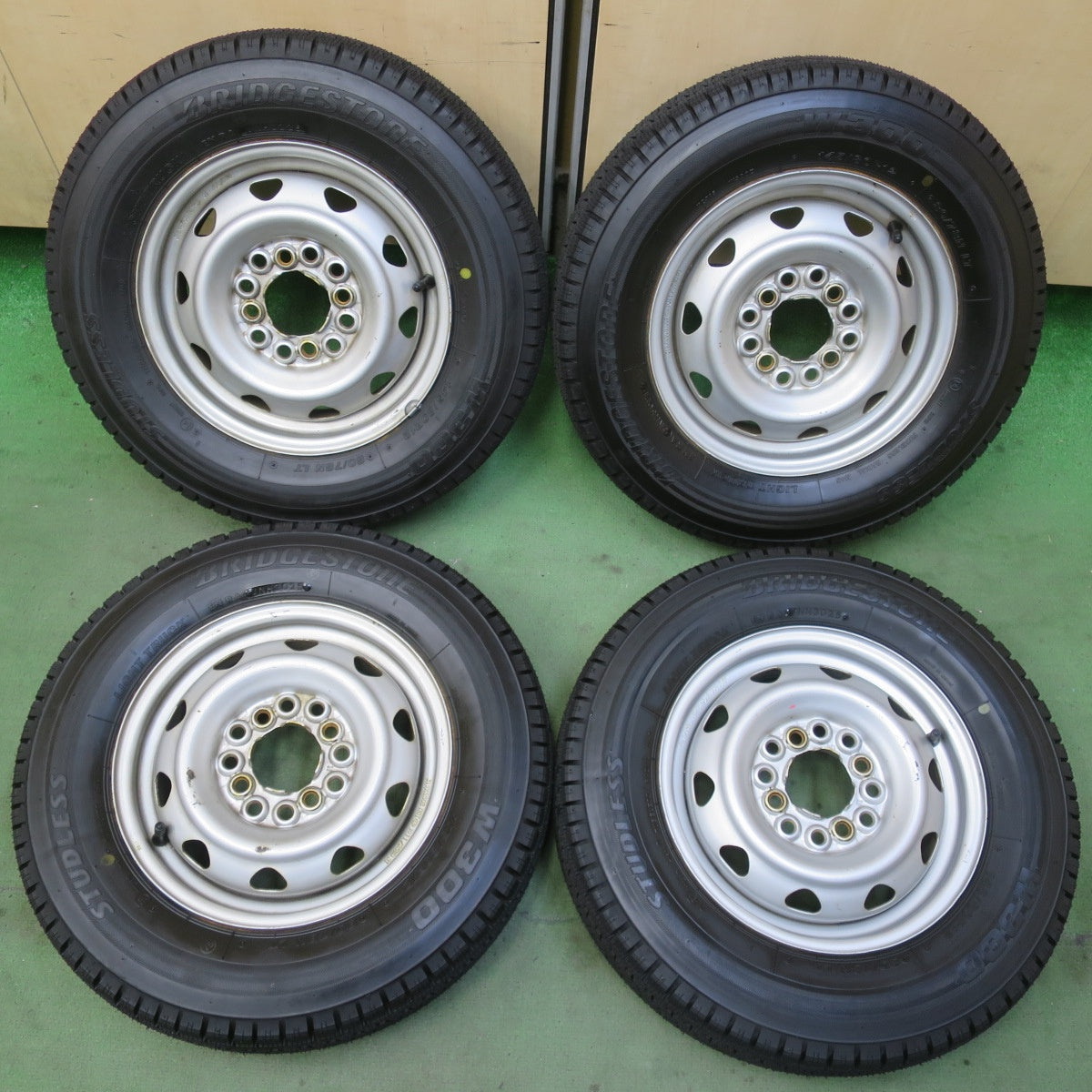 ほぼ未使用！25年◎スタッドレス 145/80R12 80/78N ブリヂストン W300 スチール ホイール 12インチ PCD100 110 114.3/4H マルチ◎6091104イス