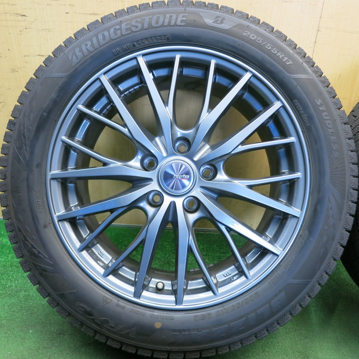 バリ溝！25年！キレイ！9.5分★スタッドレス 205/55R17 ブリヂストン ブリザック VRX3 ravrion RM01 ラブリオン 17インチ PCD114.3/5H★6053104HAス