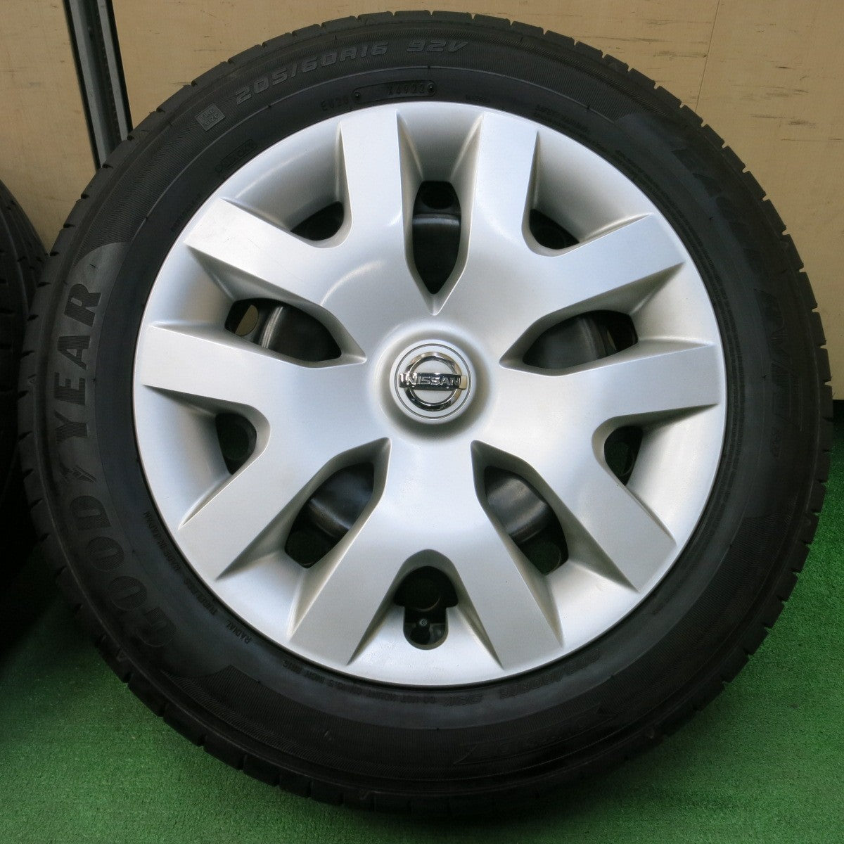 *送料無料* バリ溝！22年！綺麗！9.5分★日産 ジューク 純正 スチール 205/60R16 グッドイヤー イーグル RVF ECO 16インチ PCD114.3/5H★4041305イノ