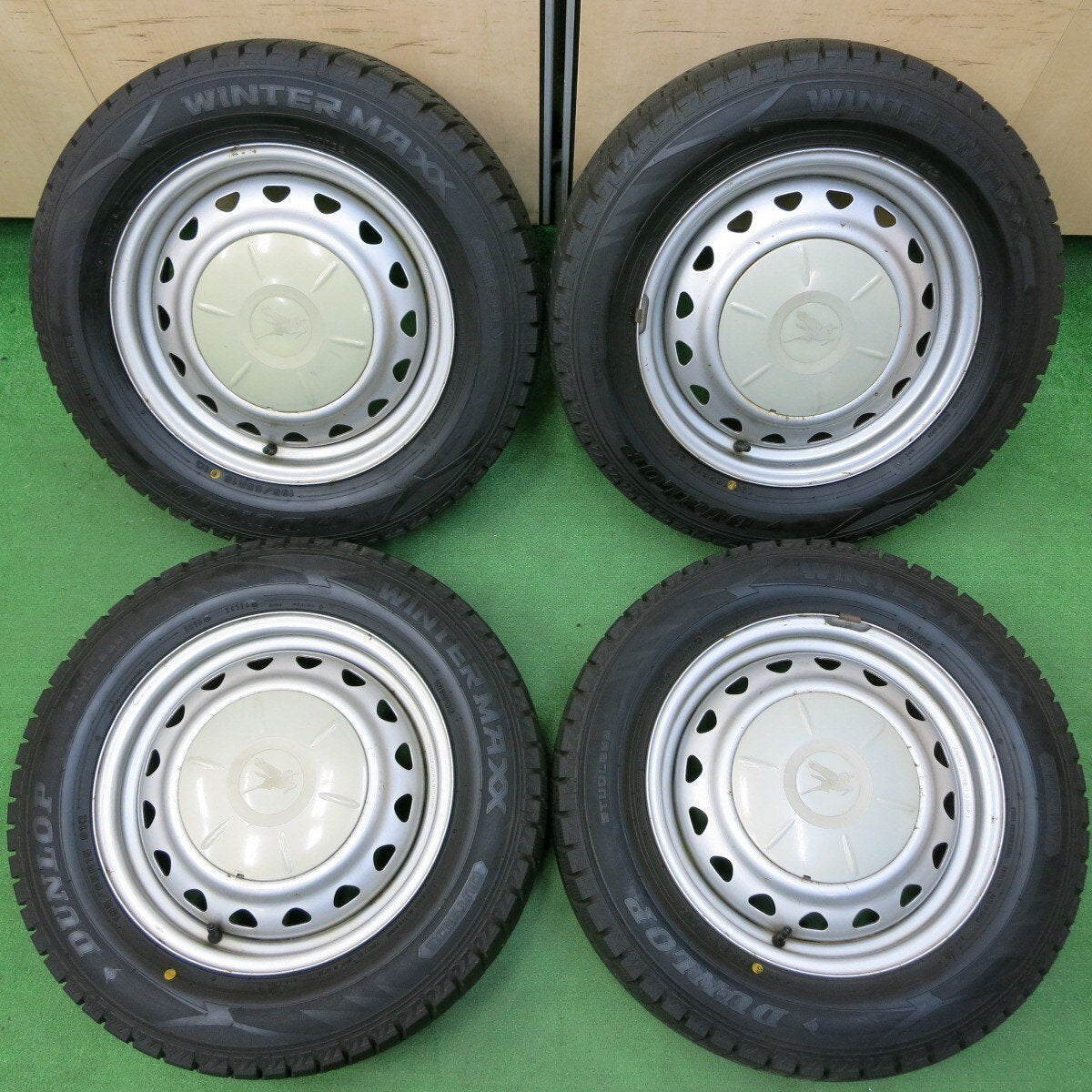 バリ溝！綺麗！9.5分以上★スタッドレス 195/65R15 ダンロップ WM02 スチール PCD100 114.3/4H マルチ★4050111イス