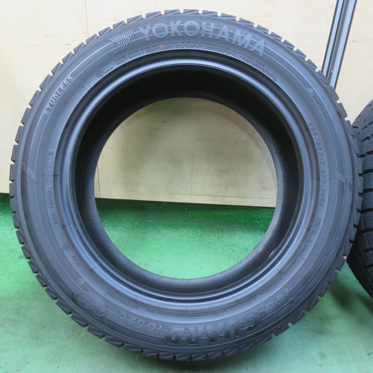 バリ溝！9.5分以上★スタッドレス 225/55R17 ヨコハマ アイスガード iG52C タイヤ 17インチ BMW 3シリーズ 320i X3 E83 ベンツ W639 等★6021007イスタ