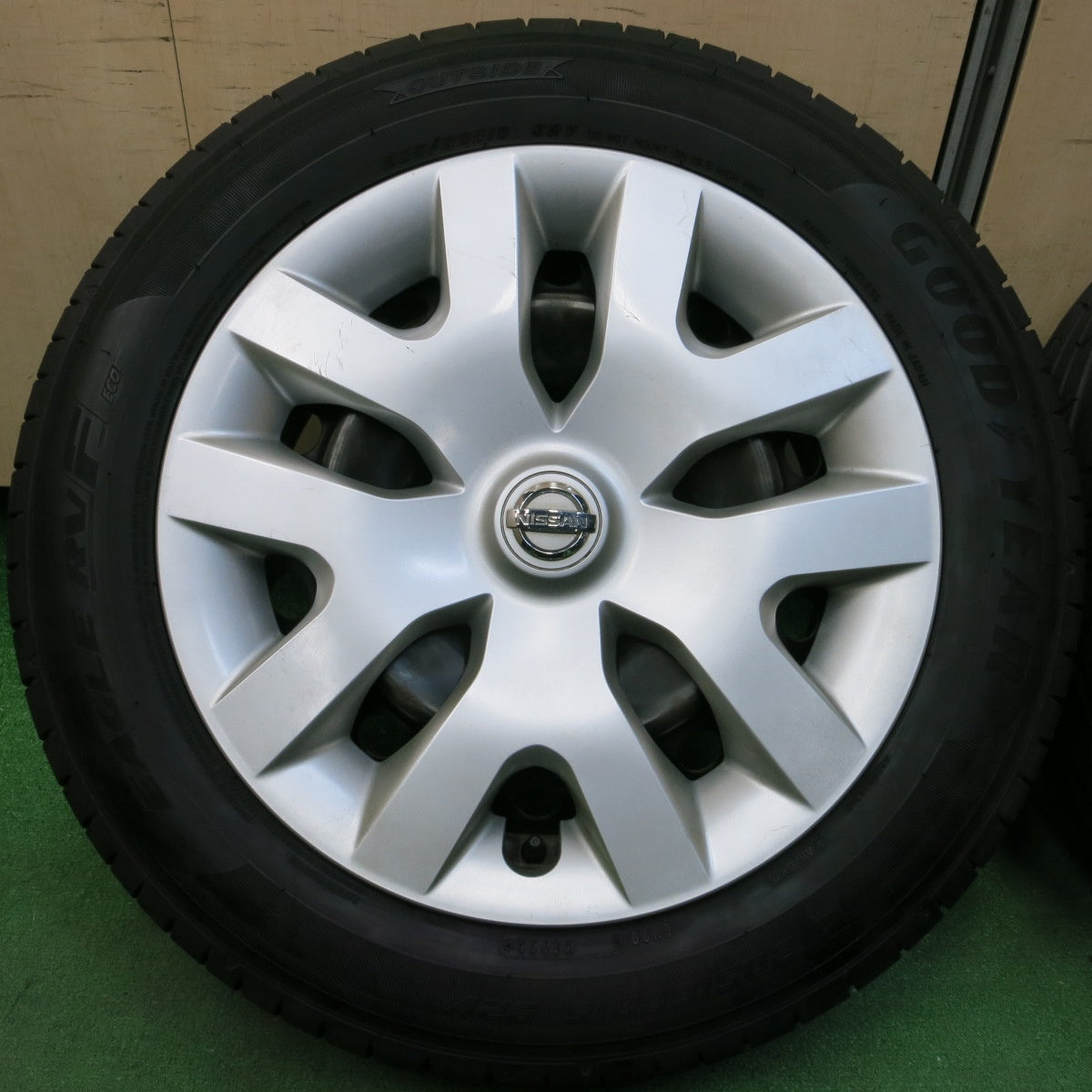 *送料無料* バリ溝！22年！綺麗！9.5分★日産 ジューク 純正 スチール 205/60R16 グッドイヤー イーグル RVF ECO 16インチ PCD114.3/5H★4041305イノ