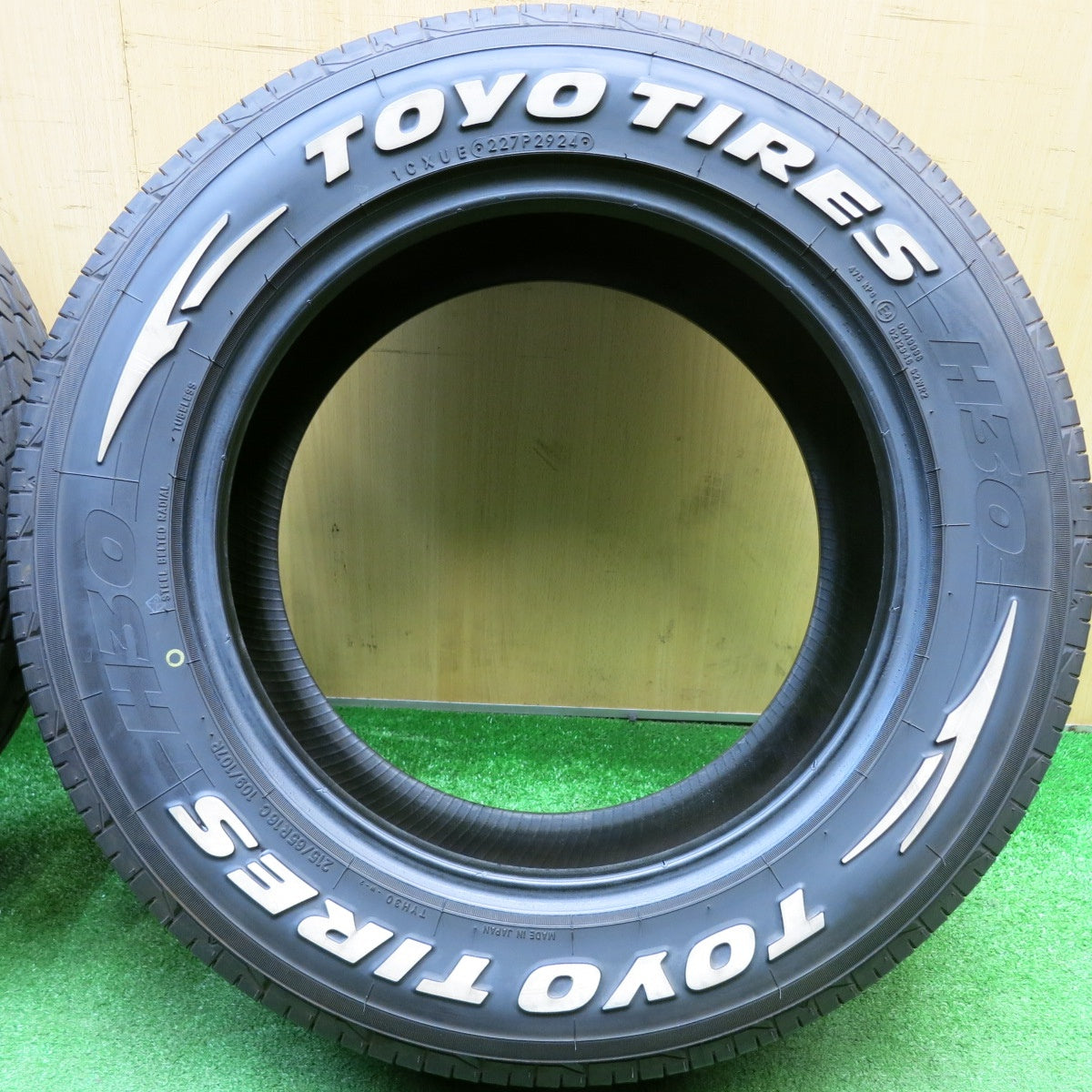 バリ溝！24年！9.5分★215/65R16 109/107R トーヨー タイヤ H30 ホワイトレター 16インチ アルファード ヴェルファイア ハイエース 等★6011805HAノタ