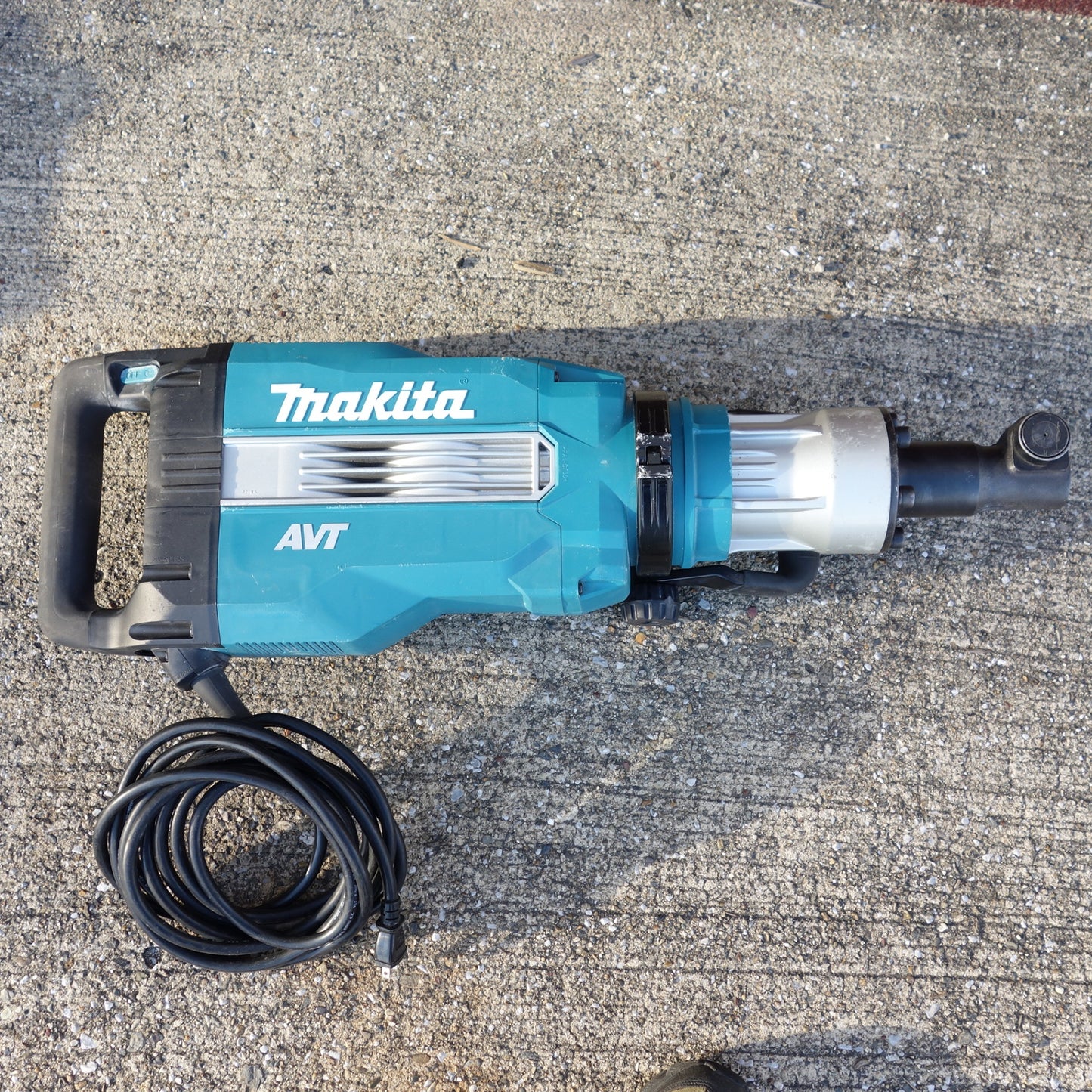 [送料無料] ◆makita マキタ 電動ハンマ HM1511 六角軸30mm ハツリ 電動工具 キャスタ付きプラスチックケース 100V 50/60Hz◆