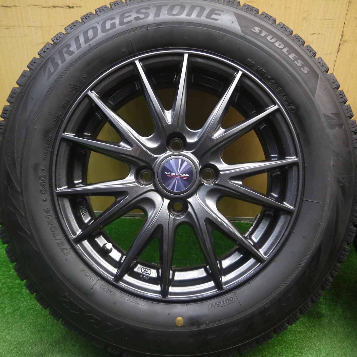 [送料無料] バリ溝！22年！キレイ！9.5分★スタッドレス 175/70R14 ブリヂストン ブリザック VRX2 VELVA SPORTZ ヴェルヴァ 14インチ PCD100/4H★5021401Hス