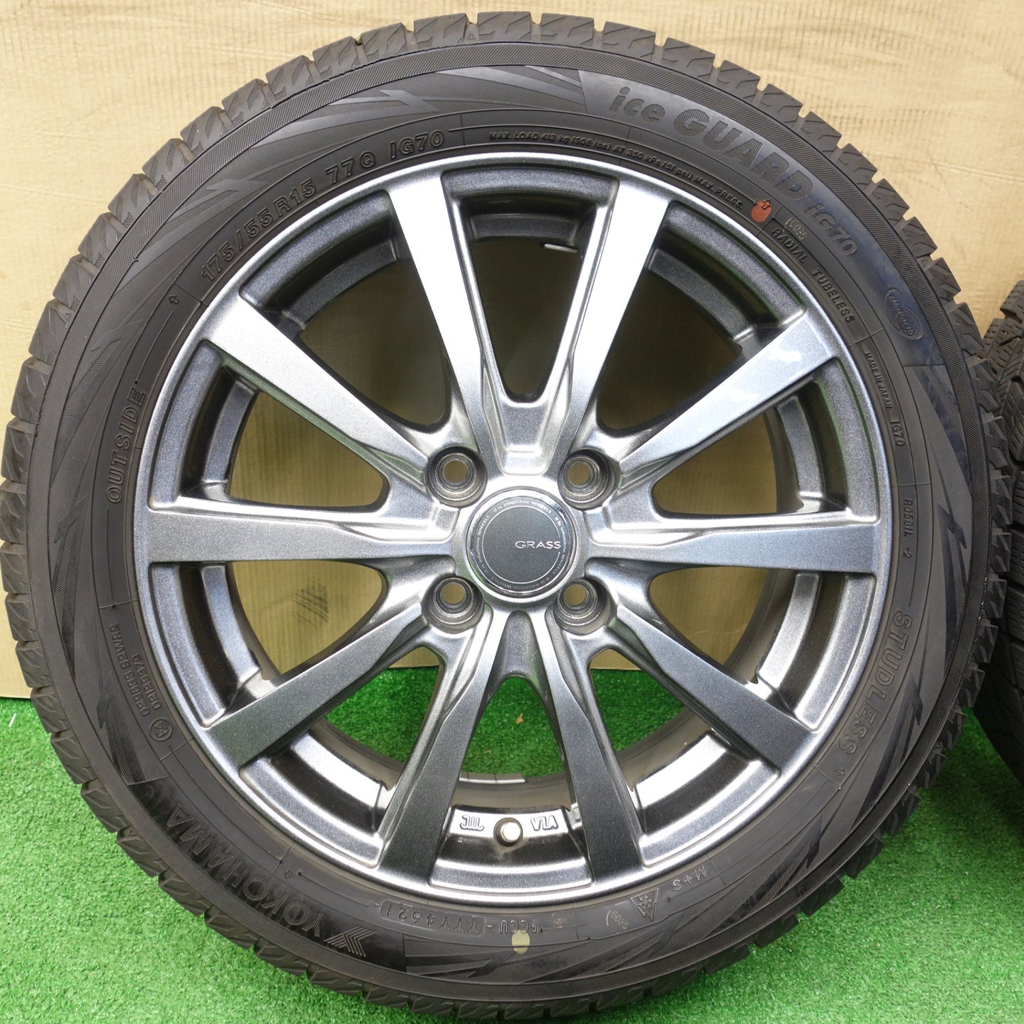 バリ溝！21年！キレイ！9.5分★スタッドレス 175/55R15 ヨコハマ アイスガード iG70 GRASS グラス 15インチ PCD100/4H★5121902KTス